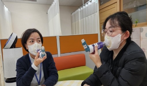 4-1. 용인특례시가 지역내 미취학안동 관련 기관과 학교에 천식 응급 키트를 보급한다..jpg