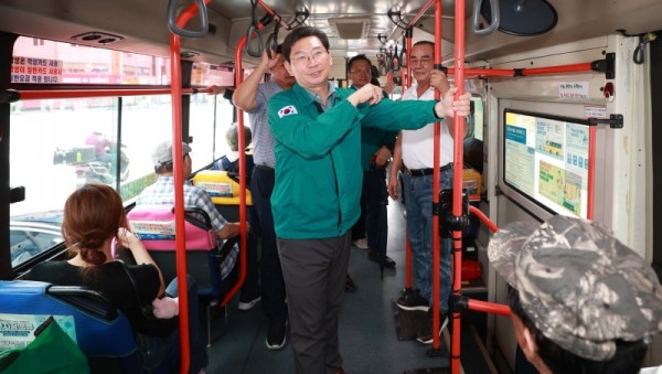 1-2. 이상일 용인특례시장은 지난 8월 14일 신봉동행 15-2번 마을버스에 승차해 버스 이용시 불편사항 등을 청취했다.jpg