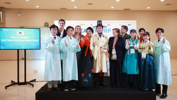 4-1. 22일 세비야 피베스에서 이상일 시장과 시 대표단이 한복을 입고 기념사진을 촬영하고 있다.jpg