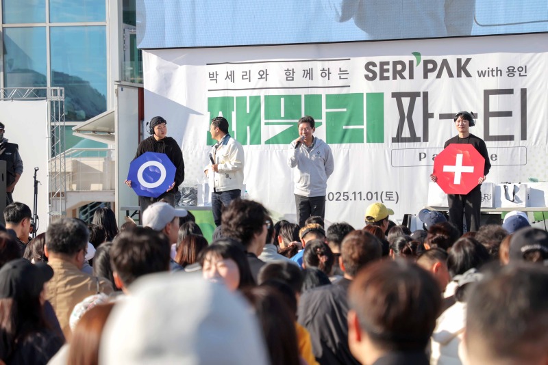 9-2. 1일 오후 열린 '세리박위드용인 패밀리 파티'에서 이상일 시장이 퀴즈를 내고 있다..jpg