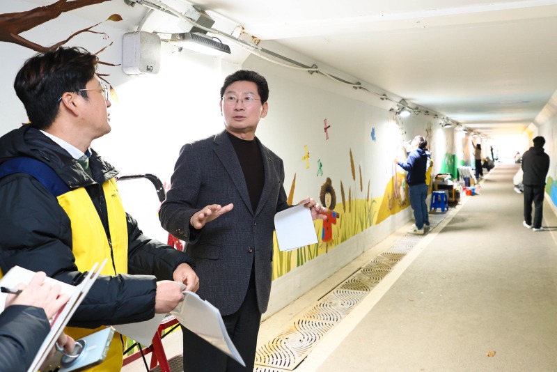 10-2. 이상일 용인특례시장은 2일 동백호수공원 벽화그리기 현장을 찾아 봉사자들을 격려했다 .jpg