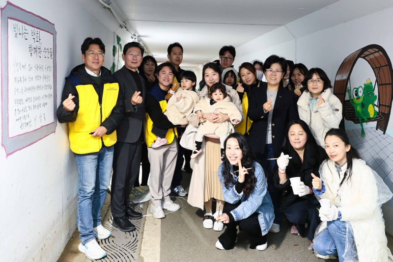 10-3. 이상일 용인특례시장은 2일 동백호수공원 벽화그리기 현장을 찾아 봉사자들을 격려했다.jpg