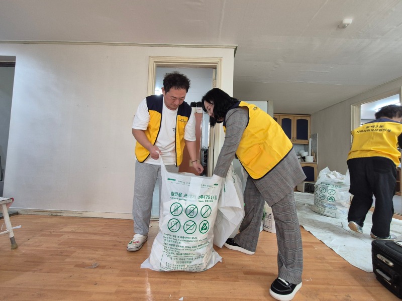 251023(동백3동)_동백3동 지역사회보장협의체가 홀몸어르신의 주거환경 개선사업을 진행했다..jpg