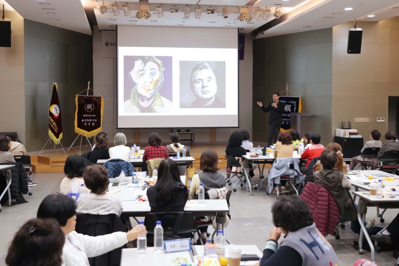 6-3. 이상일 용인특례시장은 4일 경기도여성단체협의회 용인시지회 회원을 대상으로 특강을 진행했다 (1).jpg