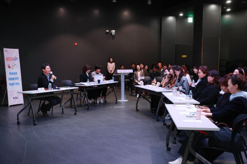 5-3. 이상일 용인특례시장은 4일 수지·동백·구성 중학교 학부모 대표들과 간담회를 진행했다.jpg