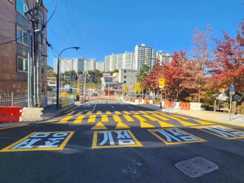 1. 용인특례시 마북동 교동마을 현대홈타운 정문 앞 우회전 전용차로 확장.jpg