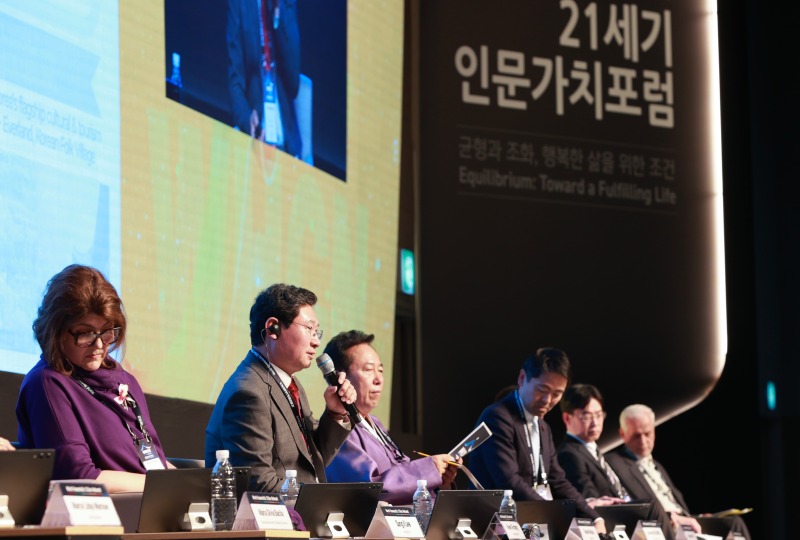 1-1. 이상일 용인특례시장은 7일 '세계인문도시네트워크(WHCN)' 총회에 참석해 인문도시 용인의 정책을 소개했다.jpg