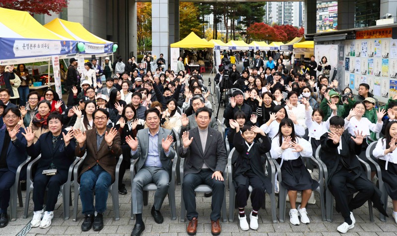8-2. 8일 수지구청에서 이상일 시장이 수지청소년축제 참석자들과 기념 사진을 촬영하고 있다.jpg
