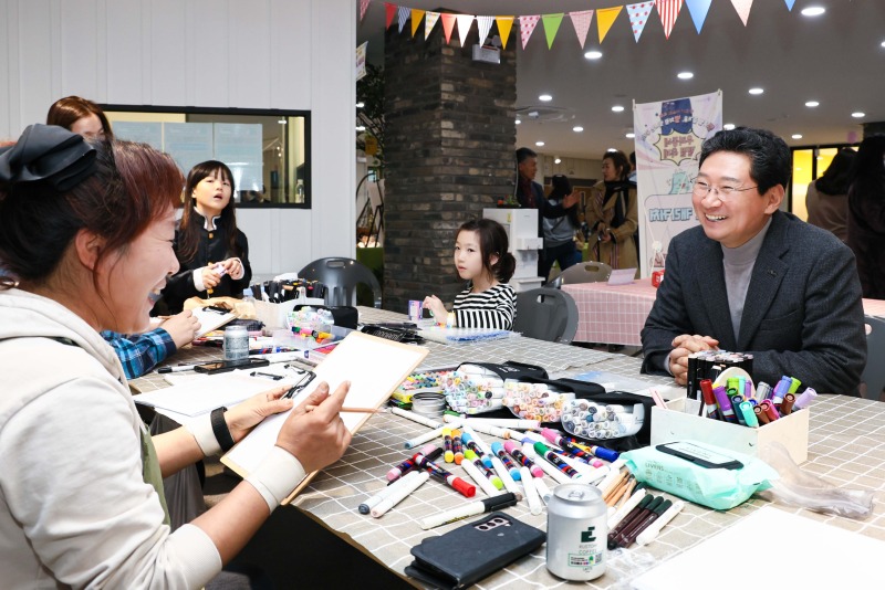 8-6. 8일 처인성어울림센터에서 이상일 시장이 캐리커처 체험을 하고 있다.jpg