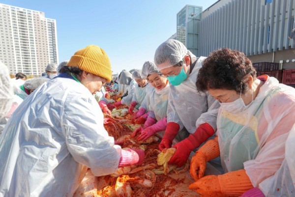 12-1. 3일 세리박with용인에서 열린 ‘2025 용인 온(溫)나눔 김장 페스티벌’ 에서 이상일 시장이 자원봉사자들과 함께 김치를 담그고 있다..JPG