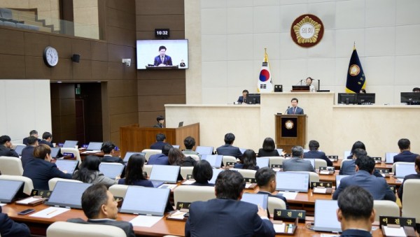 9-3. 이상일 용인특례시장이 14일 용인특례시의회 제297회 본회의에서 시정연설을 통해 2026년 시정운영 방향을 제시했다..jpg