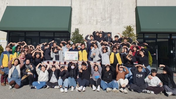 7-1. 원삼면 헌산중 학생과 학부모 14일 학교 운동장에서 