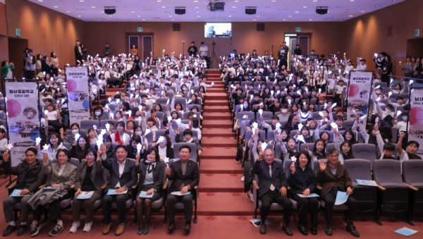 8-1. 19일 용인특례시청 에이스홀에서 노래로 기억하고 춤으로 표현하는 광복 80주년을 주제로 청소년 창작동요·무용 발표회가 열렸다..JPG