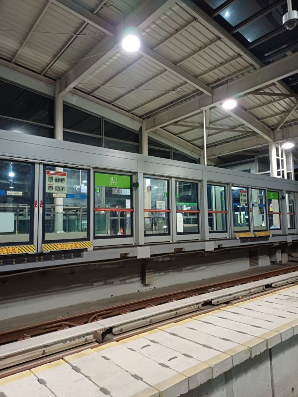 2. 용인특례시는 용인경전철 이용객의 안전을 위해 승강장 안전문 가동문 이탈방지 가이드 슈 보강공사를 마쳤다..jpg
