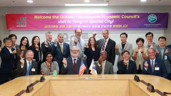 1-3. 용인특례시청을 방문한 미국 새크라멘토 경제위원회와 용인특례시 공직자들의 모습.JPG
