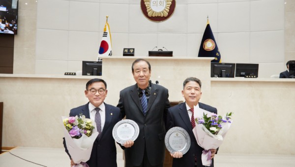 20241220 용인특례시의회 이창식·윤원균 의원, 자랑스런 의원상 수상.jpg