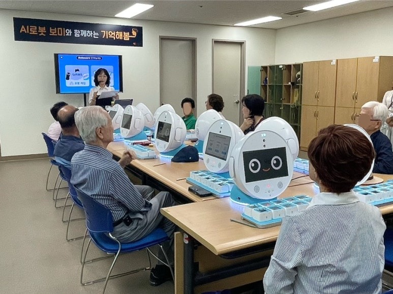 4. 용인특례시는 AI 로봇을 활용한 치매 예방 프로그램을 도입했다..jpg