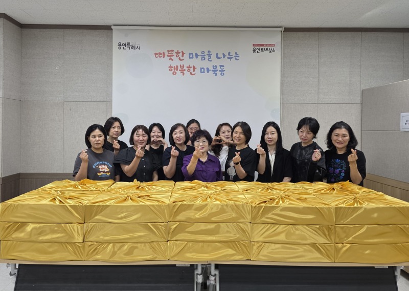 (마북동) 마북동지역사회보장협의체 위원들이 취약계층 가구에 제철과일을 전달하고 건강과 안부를 살폈다..jpg