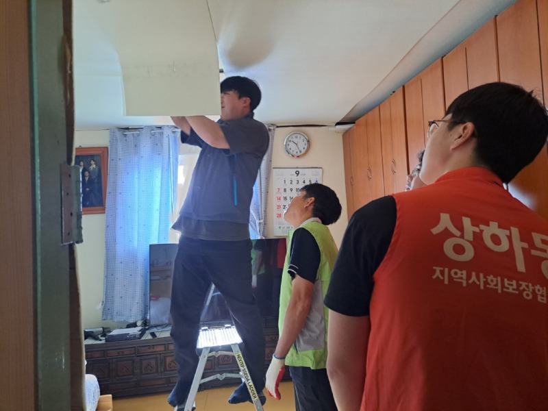 4-4. 상하동 지역사회보장협의체-주택관리공단 경기남부지사 취약계층 2가구 전등·스위치 교체.jpeg