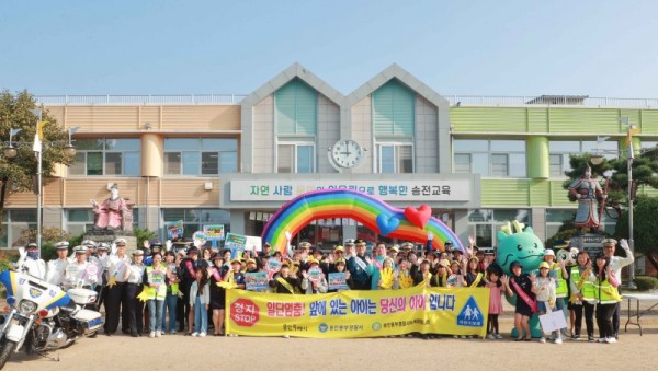 12-4. 이상일 용인특례시장은 1일 처인구 이동읍 송전초등학교를 방문해 교통안전 캠페인에 참여했다.JPG