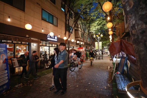 7-4. 11일 보정동 카페거리에서 보카 코지 가든 점등식이 열렸다.JPG