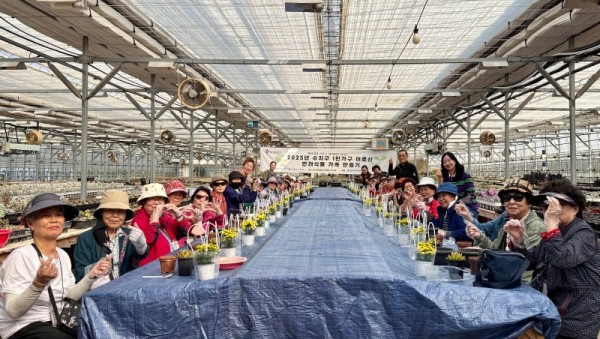 3.. 수지구는 15일 홀로어르신 대상 반려식물 나눔 행사를 열었다.jpg