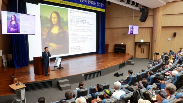 6-3. 15일 용인세브란스병원에서 이상일 시장이 강연을 하고 있다.JPG