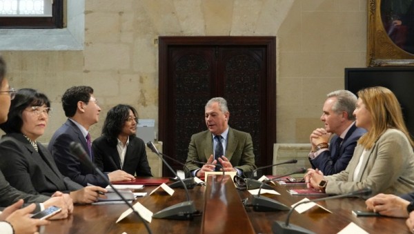 6-3. 이상일 용인특례시장이 지난해 2월 22일 스페인 세비야 시청을 방문해 호세 루이스 산즈 시장과 우호교류의향서를 교환한 뒤 시 관계자들과 교류 협력 방안을 논의하는 모습 (1).JPG