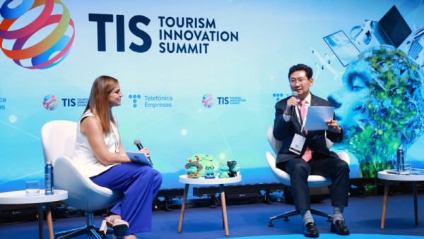 12-2. 23일 스페인 세비야 피베스(FIBES)에서 열린 TIS 2025에 참석한 이상일 시장이 세션에서 질의에 답변하고 있다.jpg