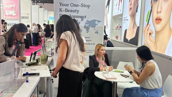 1-2. 두바이 미용전에 참여한 기업 텐코코 부스 모습.jpg