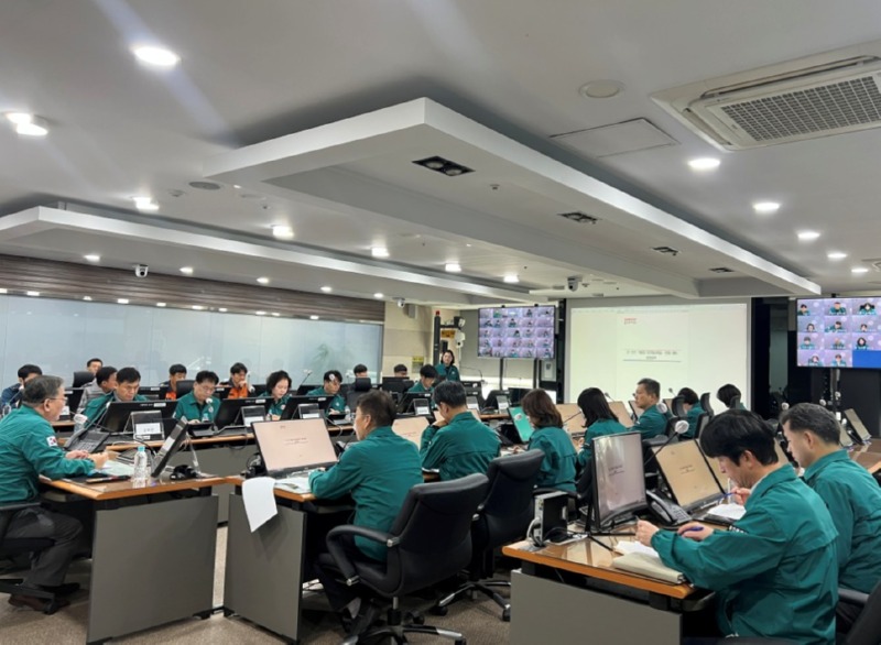 6. 용인특례시는 11일 시청 재난상황실에서 겨울철 재해에 대비한 종합대책 회의를 개최했다.jpg