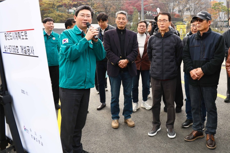 6-1. 이상일 용인특례시장은 13일 고기동 노인회관과 관음사를 잇는 도시계획도로 소1-64·68호선 개통을 앞두고 현장을 점검했다.jpg