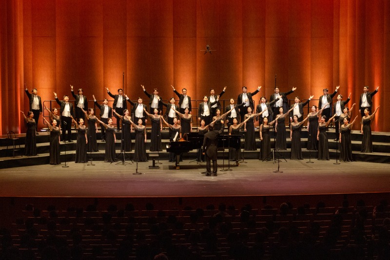 [사진1] 용인시립합창단, 상임 운영 기념‘제10회 정기연주회 우리의 노래, 마음의 뜰에 피어나’성황리 마무리.jpg