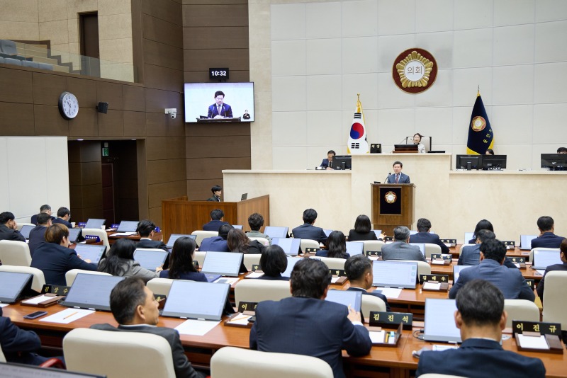 9-3. 이상일 용인특례시장이 14일 용인특례시의회 제297회 본회의에서 시정연설을 통해 2026년 시정운영 방향을 제시했다..jpg