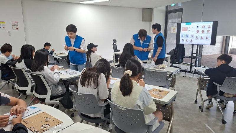 (20251114) 용인교육지원청 보도자료(용인미르아이 공유학교 '삼성전자 반도체 생활과학교실' 프로그램 성료) 사진2.jpg