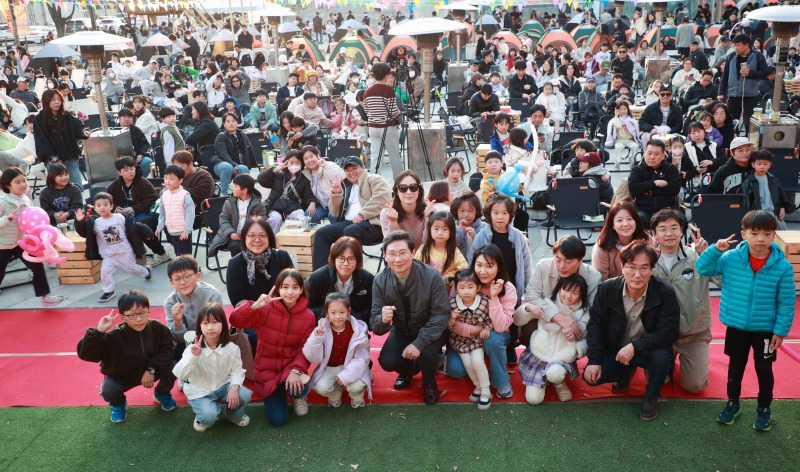 8-1. 이상일 용인특례시장이 15일 용인포은아트홀 문화광장에서 열린 ‘2025 어텀라운지 페스티벌’에 참석해 시민과 소통의 시간을 갖고 있다..jpg