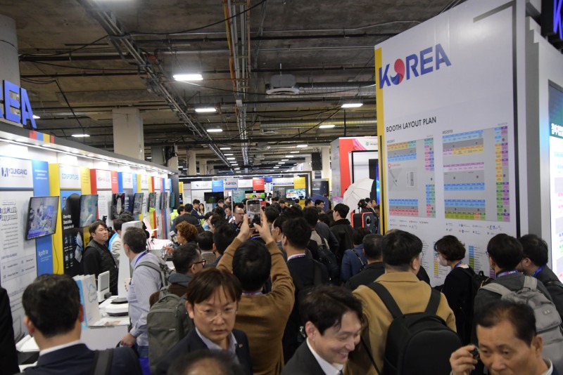 4. 용인특례시는 CES 2026에서 참가를 지원하는 용인지역 기업 위스메디컬이 CES 혁신상을 받았다고 밝혔다. 사진은 지난해 1월 7일 미국 라스베이거스에서 열린 CES 2025 (1).JPG