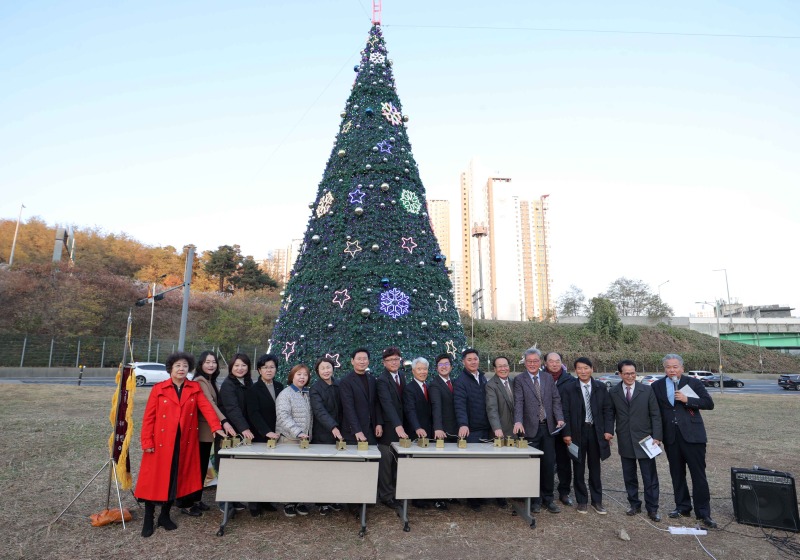 2-2. 22일 기흥구 영덕동 산 1-1번지에서 '크리스마스트리' 점등식이 열렸다..JPG