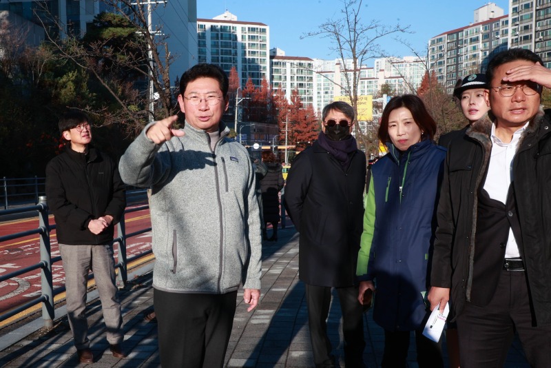 5-3. 이상일 용인특례시장은 28일 상현초 교통지도 봉사에 참여해 통학로 안전을 점검했다.jpg