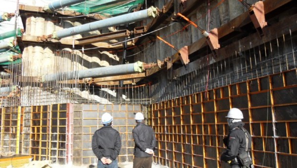 6-1. 안전관리자문단이 6일 공사 현장을 돌아보며 안전관리 실태를 점검하고 있다..JPG