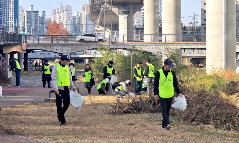 3-2. 11월 29일 용인특례시 신갈오거리 도시재생 사업지 일대에서 열린 '갈내마을 줍깅데이' 행사 모습.jpg