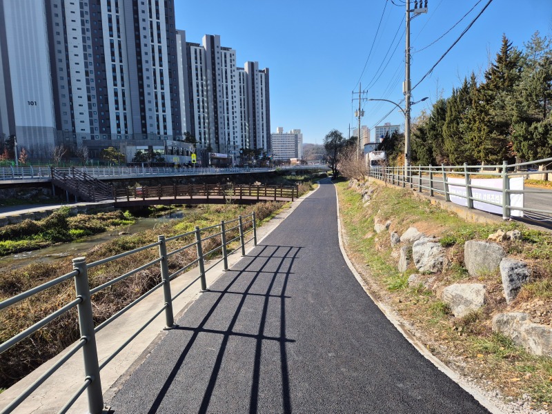 4. 용인특례시 처인구 금어천 자전거·보행자 겸용도로 정비 완료.jpg