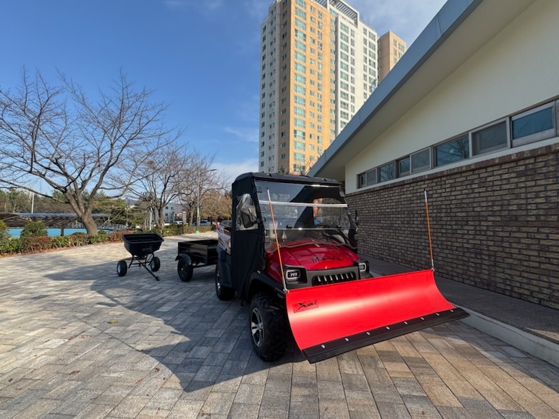 5-1. 수지체육공원에 배치한 제설차.jpg