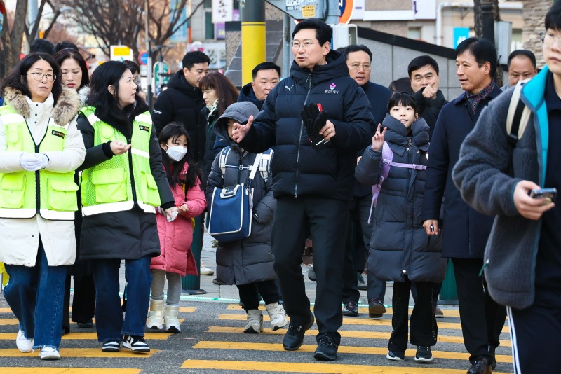 3-1. 9일 오전 대지초에서 이상일 시장이 통학로를 점검하고 있다 (1).jpg