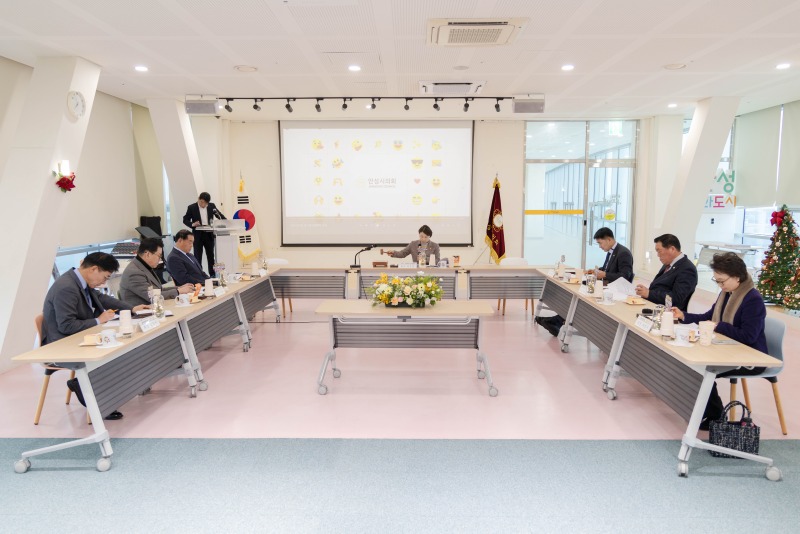 20251211 용인특례시의회 유진선 의장, 경기도시‧군의회의장 남부권협의회 제57차 정례회의 참석(2).jpg