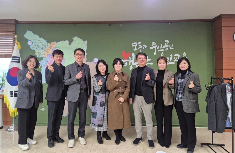 (20251211) 용인교육지원청 보도자료(교복을 물려주면 예쁜 새 우산으로 바꿔드려요 용인교육지원청, 교복 물려주기 사업으로 「기흥1중」 전출 예정 신입생 지원) 사진.jpg