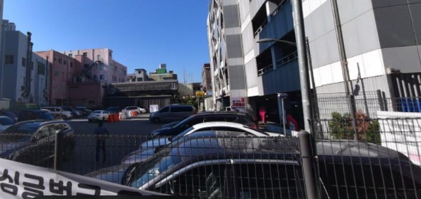 1-2. 용인특례시가 12일부터 안전상의 문제로 용인중앙시장 제2공영주차장 2층부터 5층까지 폐쇄조치를 내렸다..jpg