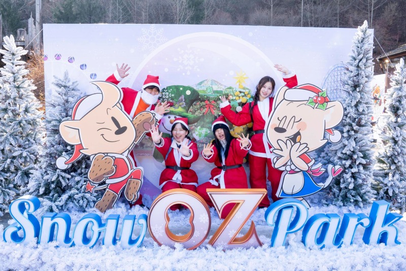 5. 에버랜드, 알파인 빌리지에서 산타복장을 한 모델들이 사진을 촬영하고 있는 모습.jpg