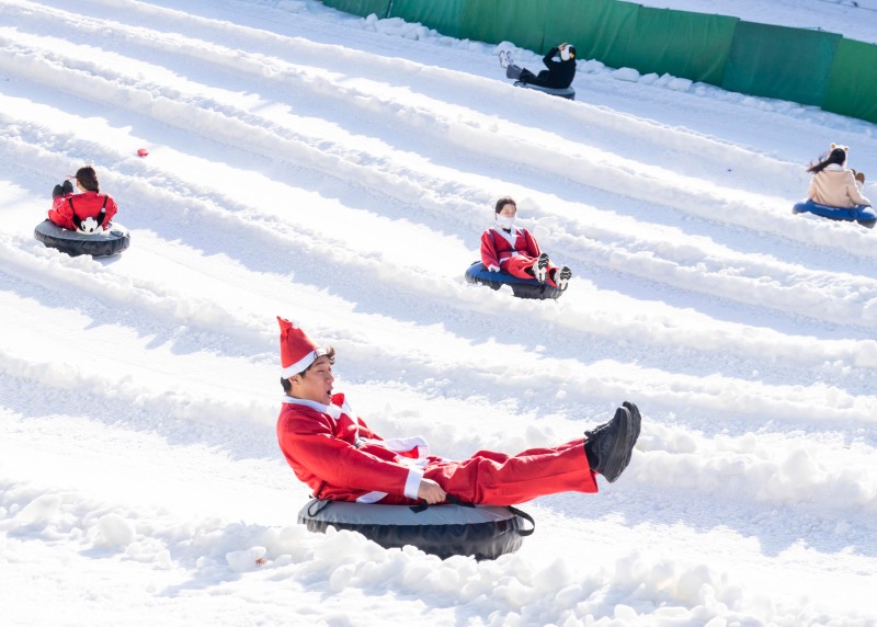 2. 에버랜드, 산타복장을 한 모델들이 눈썰매 _스노우 버스터_ 레이싱 코스를 즐기는 모습.jpg