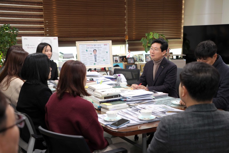 8-2. 이상일 용인특례시장은 15일 시장실에서 기흥역세권에 거주하는 시민들과 만나 교육 현안을 논의했다..jpg